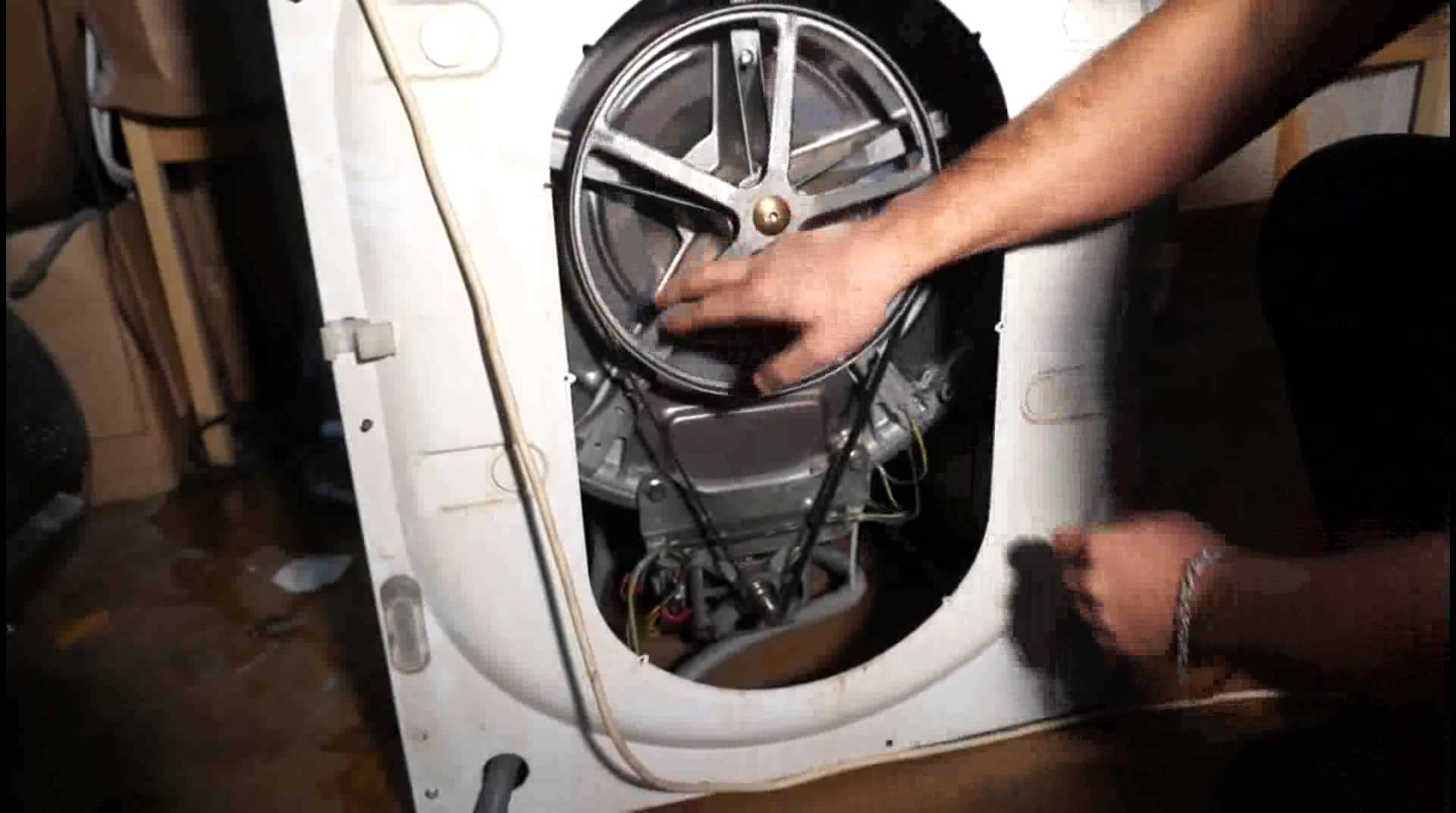 Скрежет при отжиме. Шкивы привода барабана стиральной машины Electrolux 1462260. Машинка автомат Электролюкс на барабан и ремень приводной. Болт на шкив барабана стиральной машины Zanussi ZWS 81.